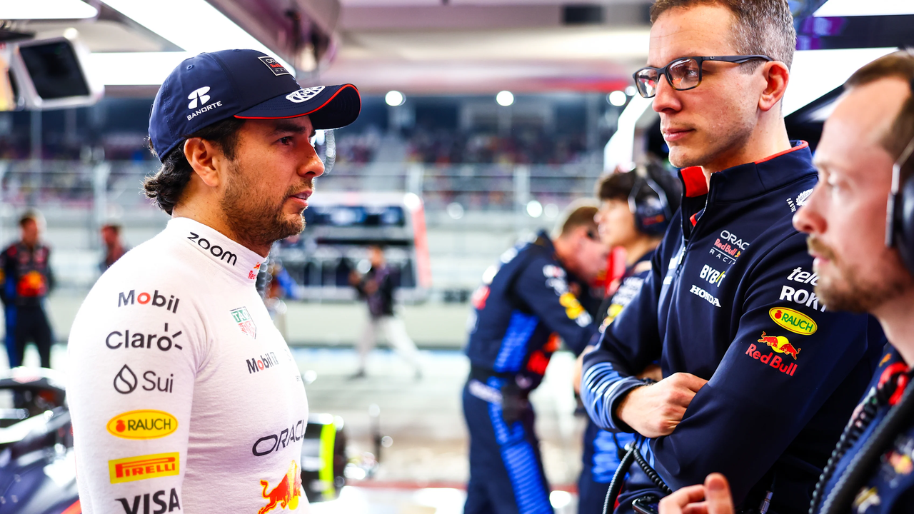 Sergio Perez s’entretenant avec des membres de l’équipe Red Bull lors du Grand Prix du Qatar 2024