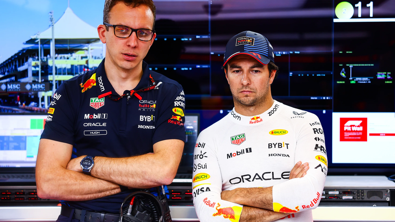 Sergio Perez avec des membres de l'équipe Red Bull au Grand Prix d'Abu Dhabi 2024