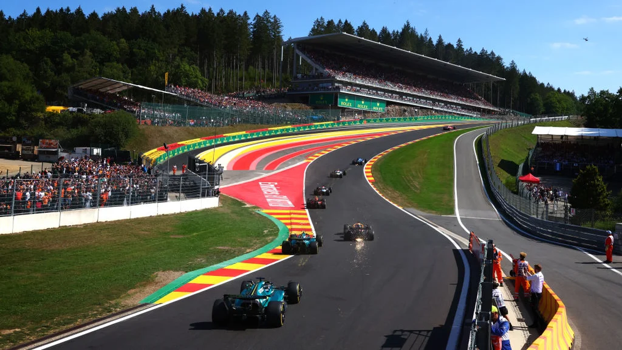 Formule 1-auto's die over het circuit van Spa-Francorchamps rijden