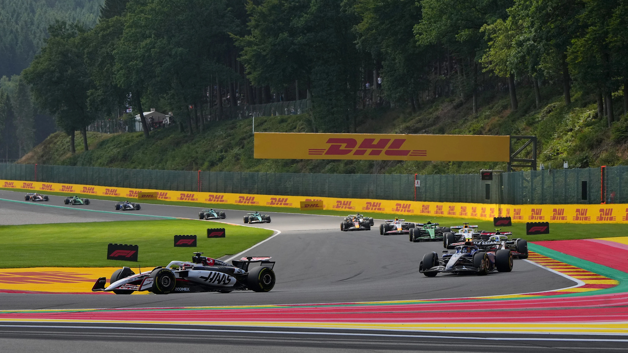 Formel-1-Autos im Rennen in Spa-Francorchamps während des Belgien-Grand-Prix-Wochenendes