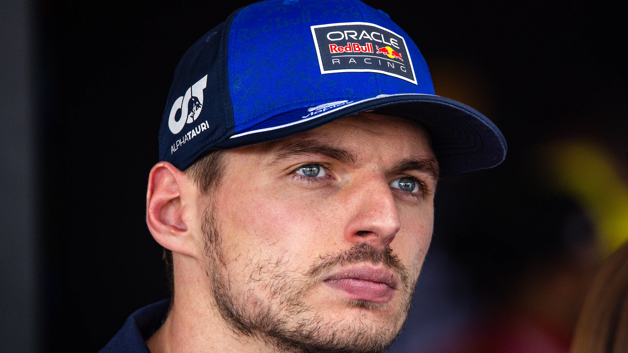 Max Verstappen in der Red Bull-Box während der Saison 2026