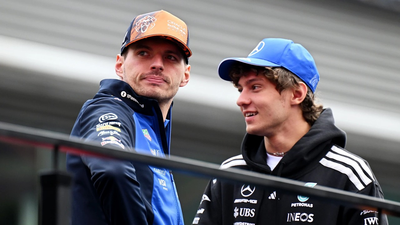 Max Verstappen과 Kimi Antonelli가 Formula 1 패독 옆에서 이야기하고 있다