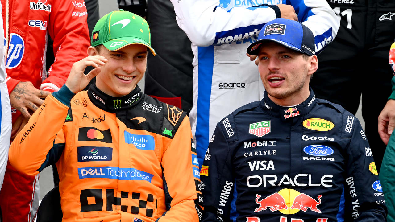 Oscar Piastri stoji poleg Maxa Verstappna med vikendom Formule 1 leta 2026