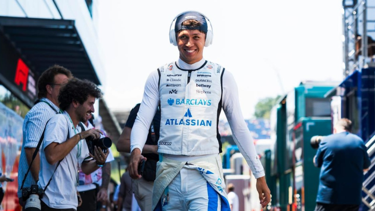 Alex Albon 2027-ci ildə Williams-da qalacağını təsdiqlədi