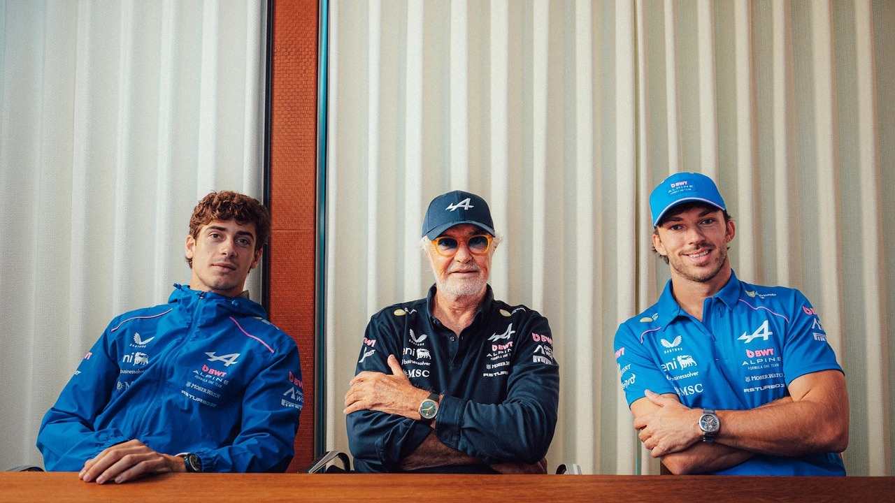 Franco Colapinto وفلافيو بريأتوري وPierre Gasly يجلسون معاً
