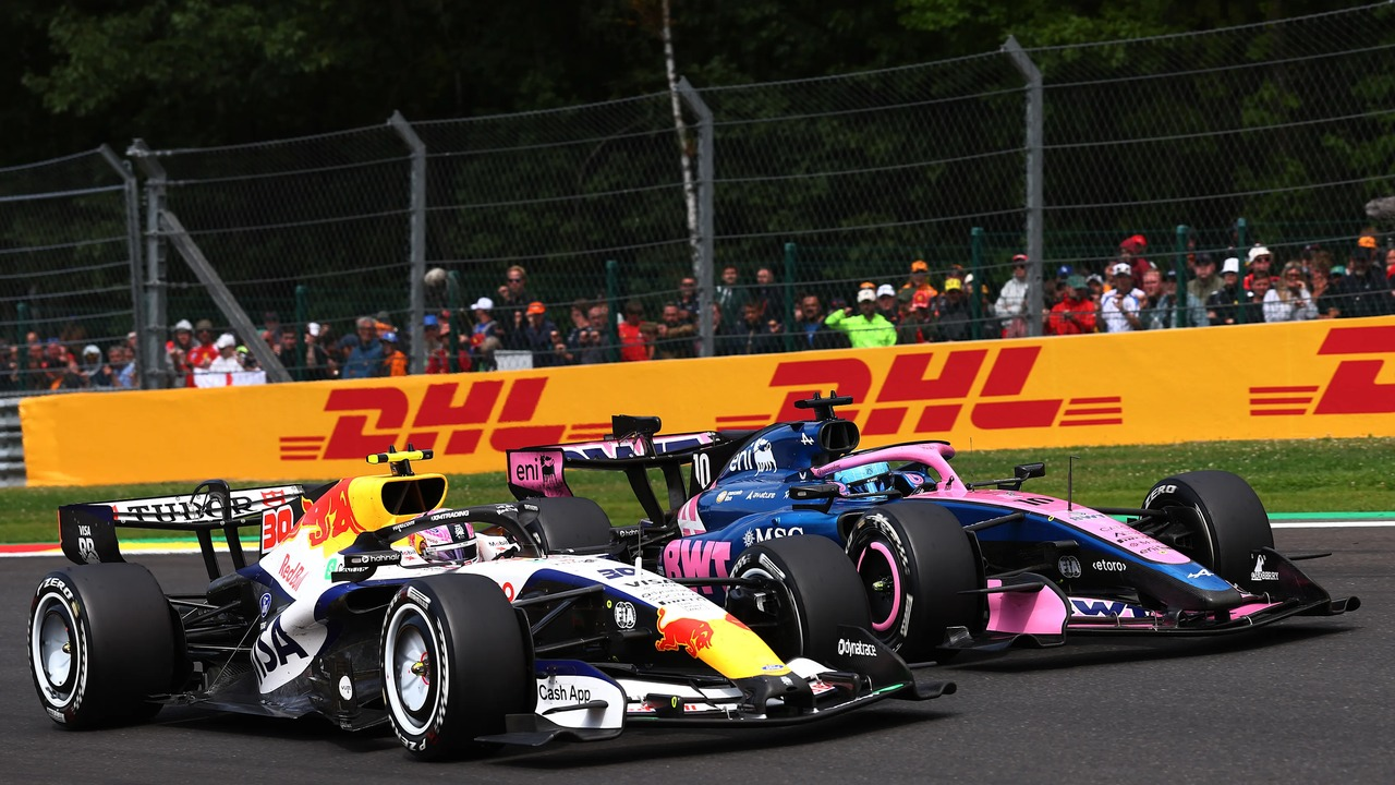 Дві машини Alpine Formula 1 їдуть по трасі