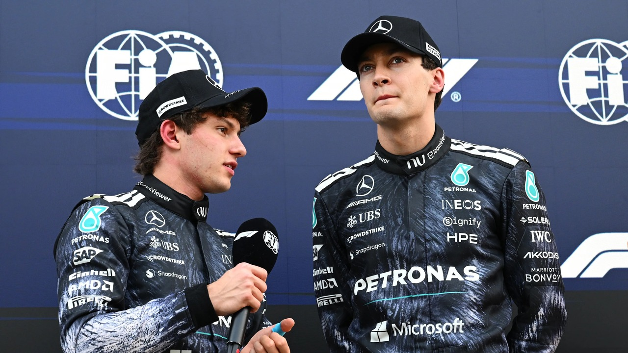 Kimi Antonelli و George Russell با لباس مسابقه Mercedes ایستادهاند