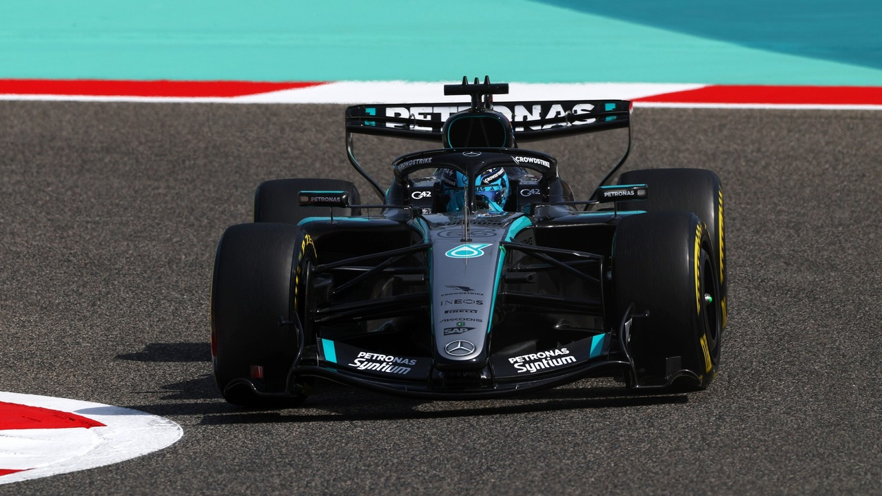 خودروی Formula 1 تیم Mercedes روی پیست در حال حرکت است
