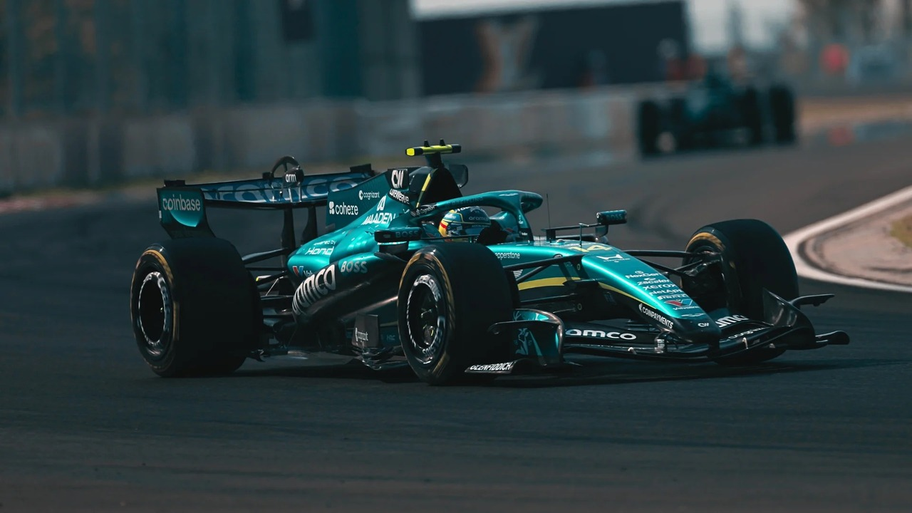 خودروی Formula 1 Aston Martin AMR26 در پیست حرکت میکند