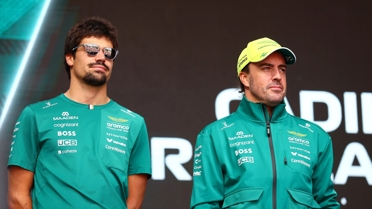 Lance Stroll و Fernando Alonso با لباس Aston Martin در کنار هم ایستادهاند