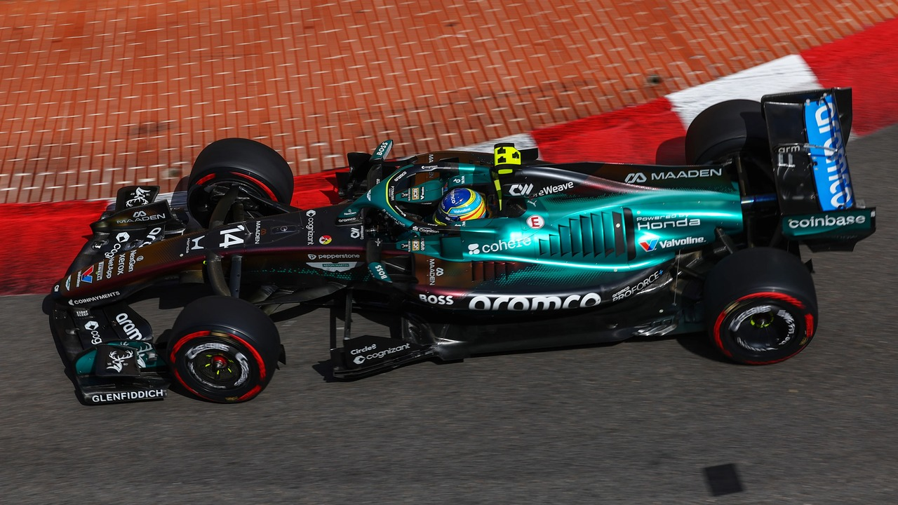 یک خودروی Aston Martin Formula 1 در پیست در حال حرکت است
