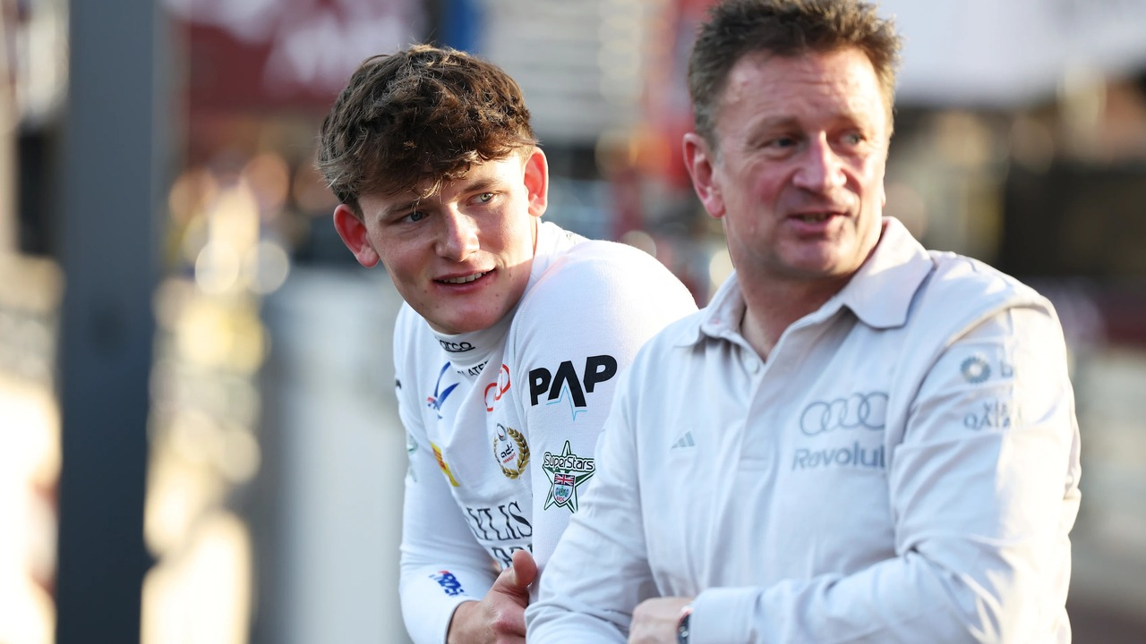 Freddie Slater Audi Formula 1 layihə rəhbəri Mattia Binotto-nun yanında dayanır