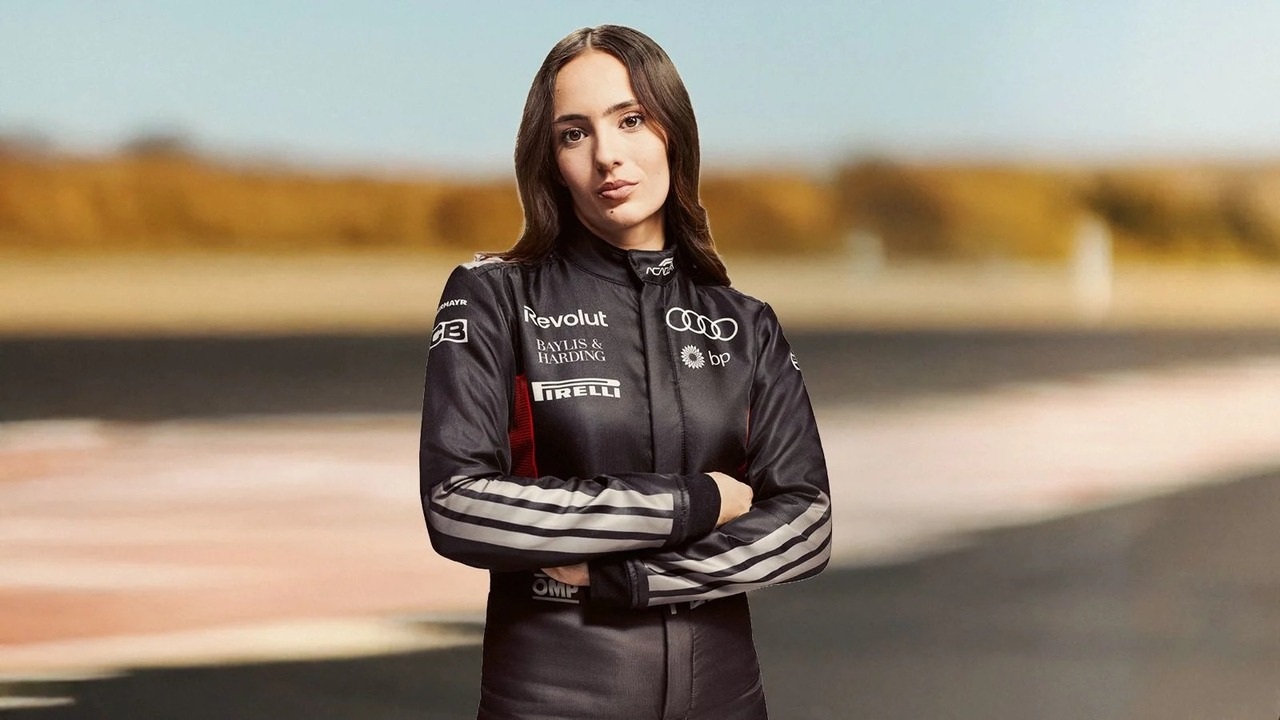 Emma Felbermayr Audi F1 Academy yarış kombinezonunda dayanır