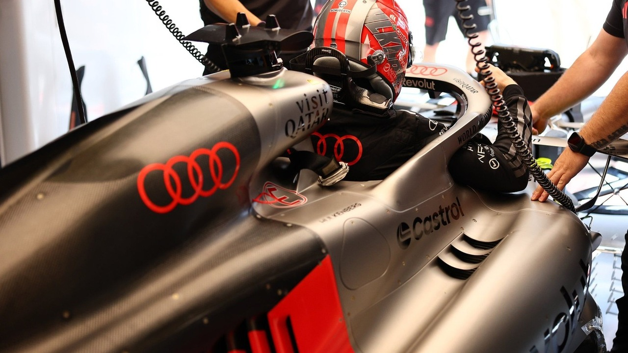 Un coche de Fórmula 1 de Audi se prepara en el garaje