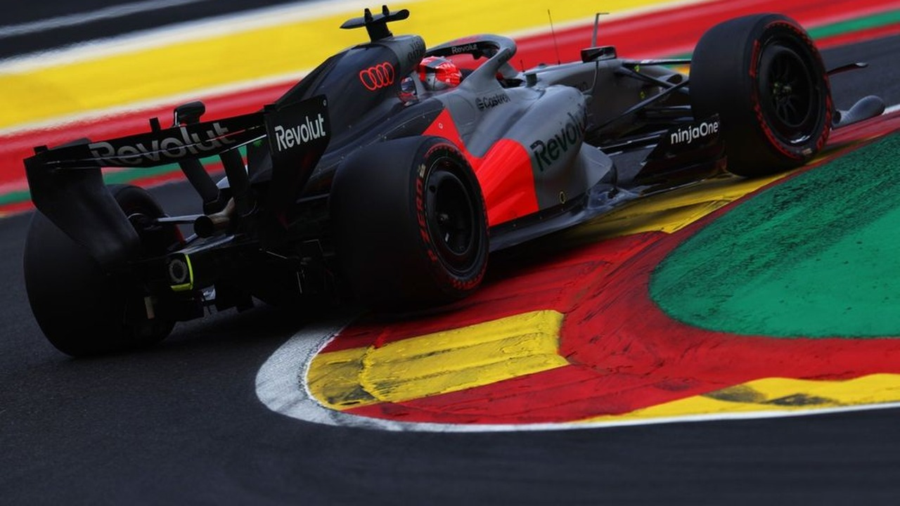 Un coche de Fórmula 1 de Audi circula en pista