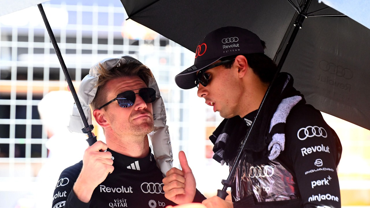 Nico Hulkenberg ve Gabriel Bortoleto şemsiyelerin altında yan yana duruyor