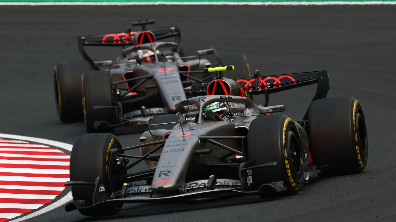 İki Audi Formula 1 aracı pistte birlikte gidiyor
