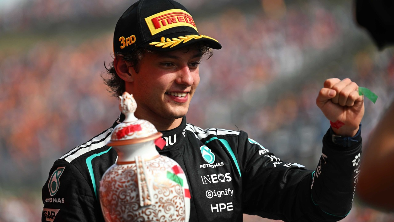 George Russell slaví po závodě Formule 1