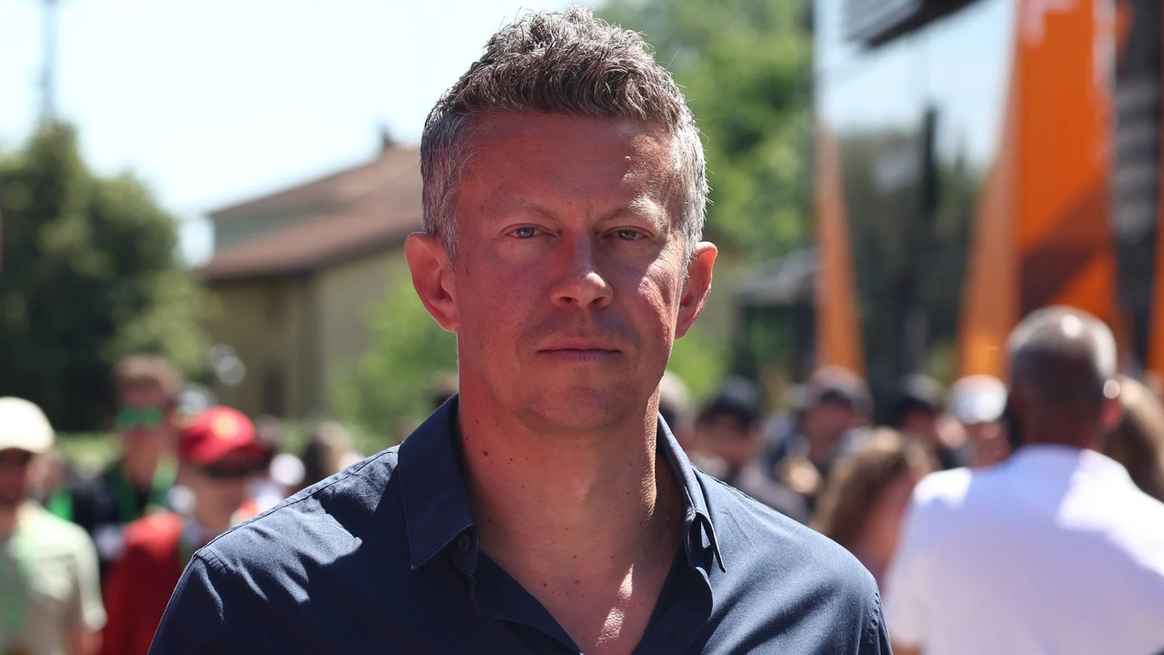 Marcin Budkowski stoji na otvorenom