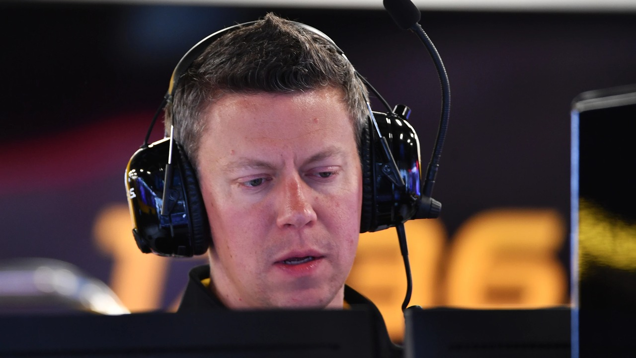 Marcin Budkowski nosi slušalice u paddocku