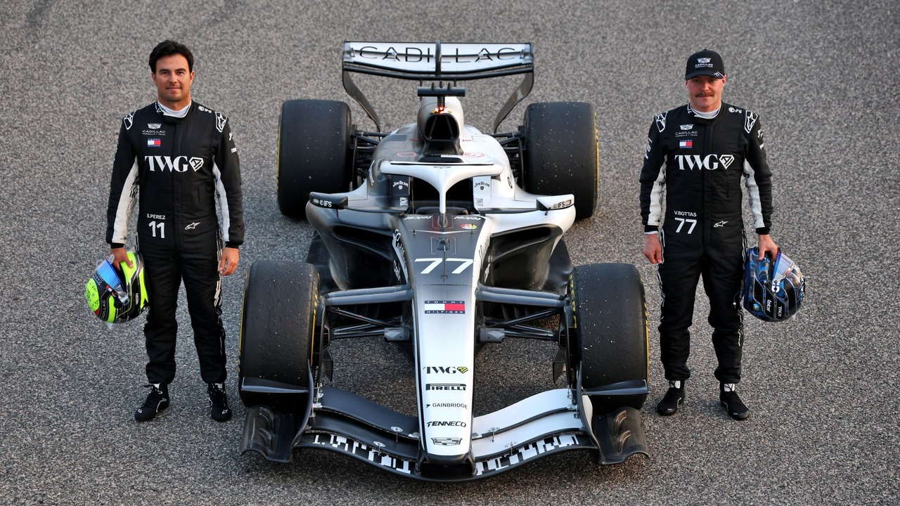 Sergio PerezとValtteri BottasがCadillac Formula Oneマシンの横に立つ