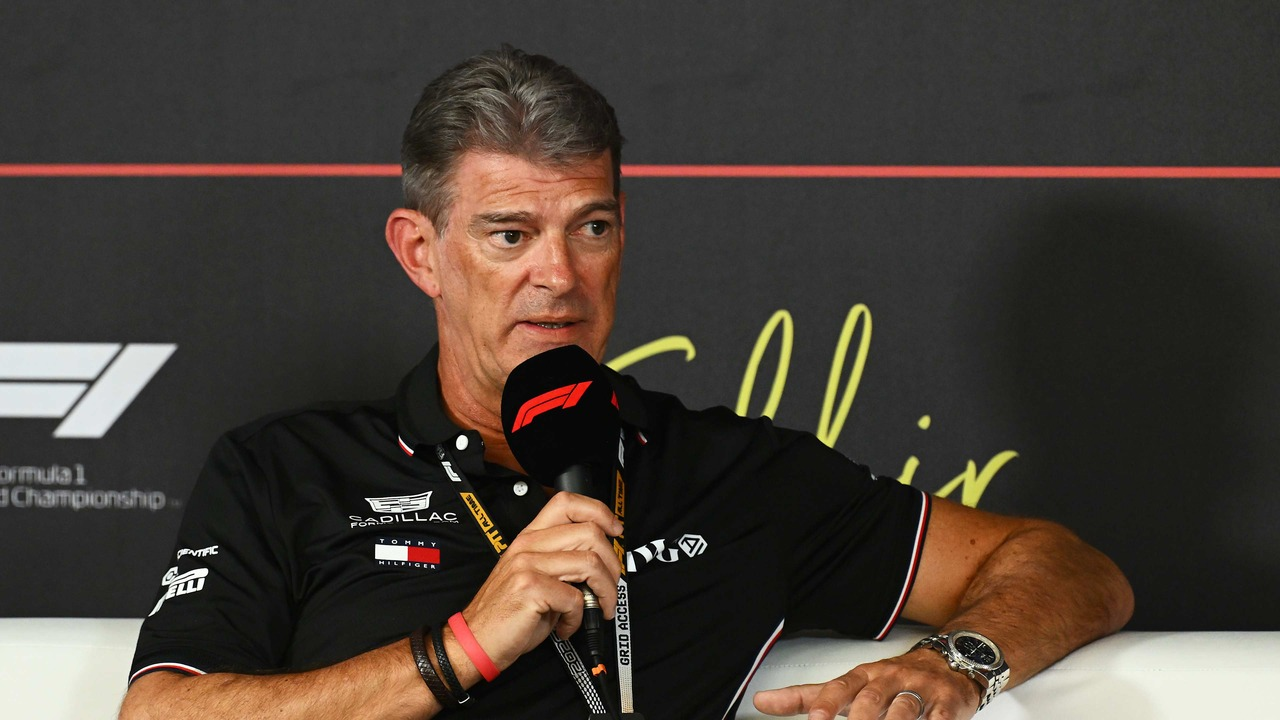 Graeme Lowdon parla indossando l'abbigliamento del team Cadillac di Formula 1