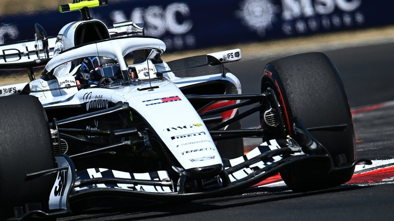 La vettura di Formula 1 della Cadillac corre su un circuito asciutto