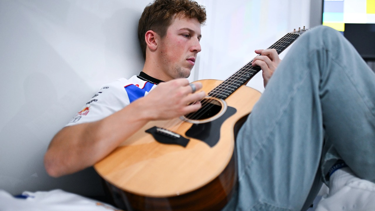 Bir Formula 1 sürücüsü yaz arasında gitar çalıyor