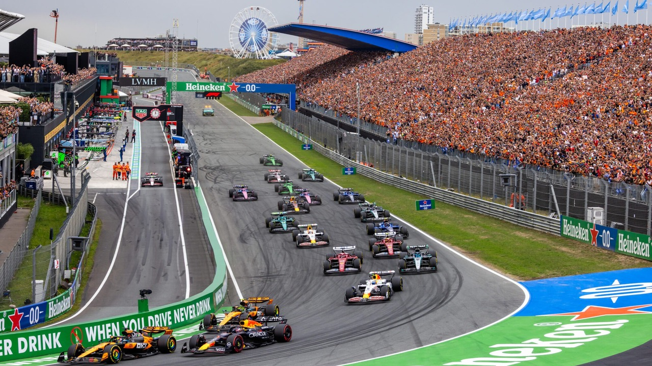 Startovní pole Formule 1 se blíží k první zatáčce v Zandvoortu