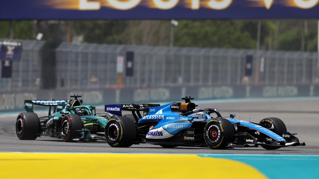 Deux voitures de Formula 1 courent côte à côte à Barcelona