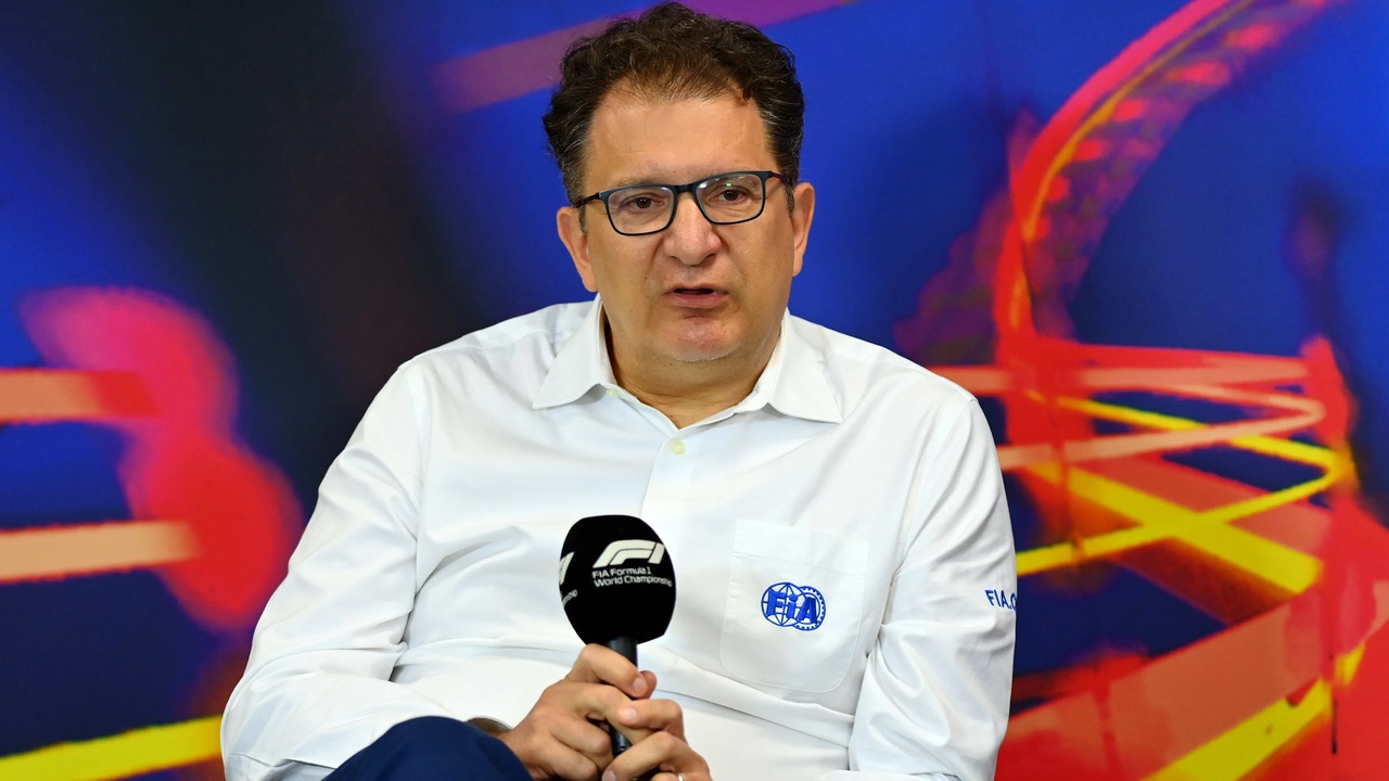 Εκπρόσωποι της FIA μιλούν κατά τη διάρκεια επίσημης εκδήλωσης της Formula 1