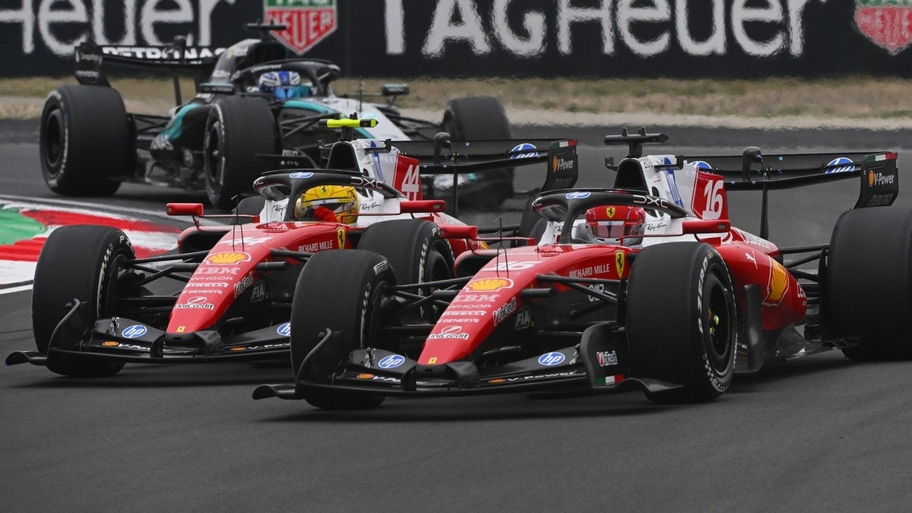 Ferrari Formula 1 Autos fahren gemeinsam auf einer Strecke