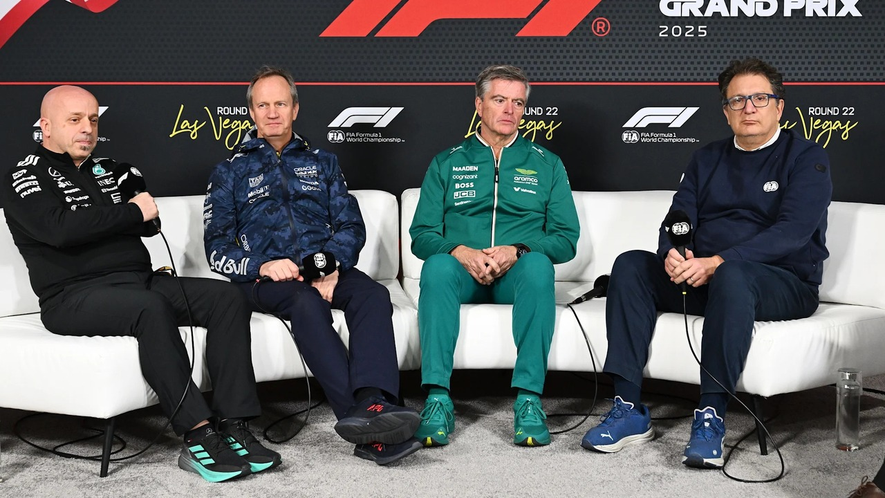 قادة فرق فورمولا 1 يجلسون معاً خلال مؤتمر صحفي للاتحاد الدولي للسيارات FIA