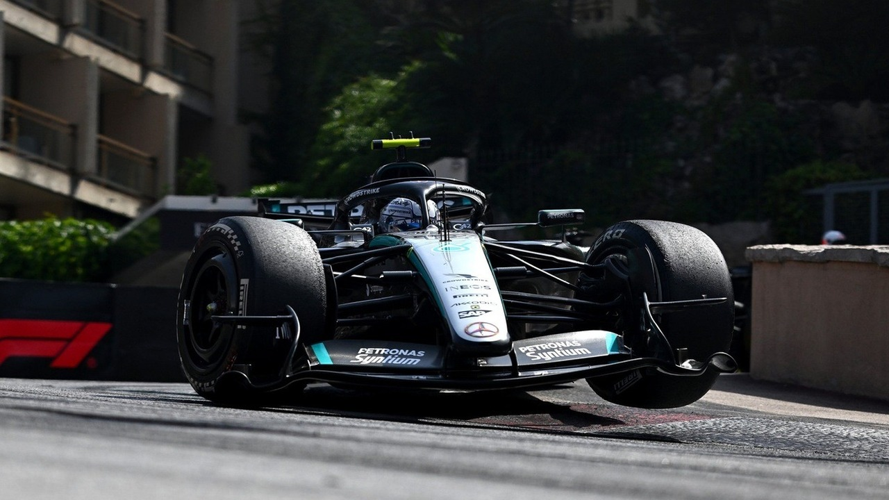 سيارة Mercedes Formula 1 تسير على حلبة جافة