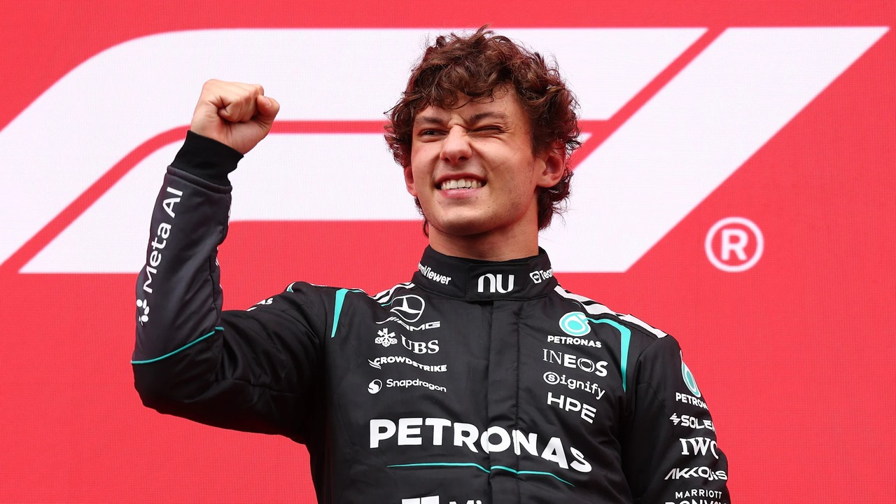 Ένας οδηγός της Mercedes Formula 1 πανηγυρίζει μετά από έναν αγώνα