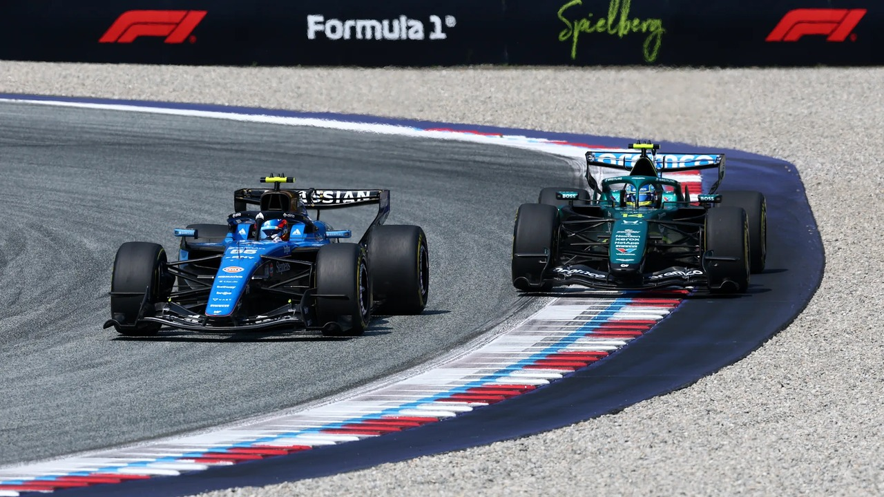 Δύο μονοθέσια Formula 1 αγωνίζονται σε μια στροφή