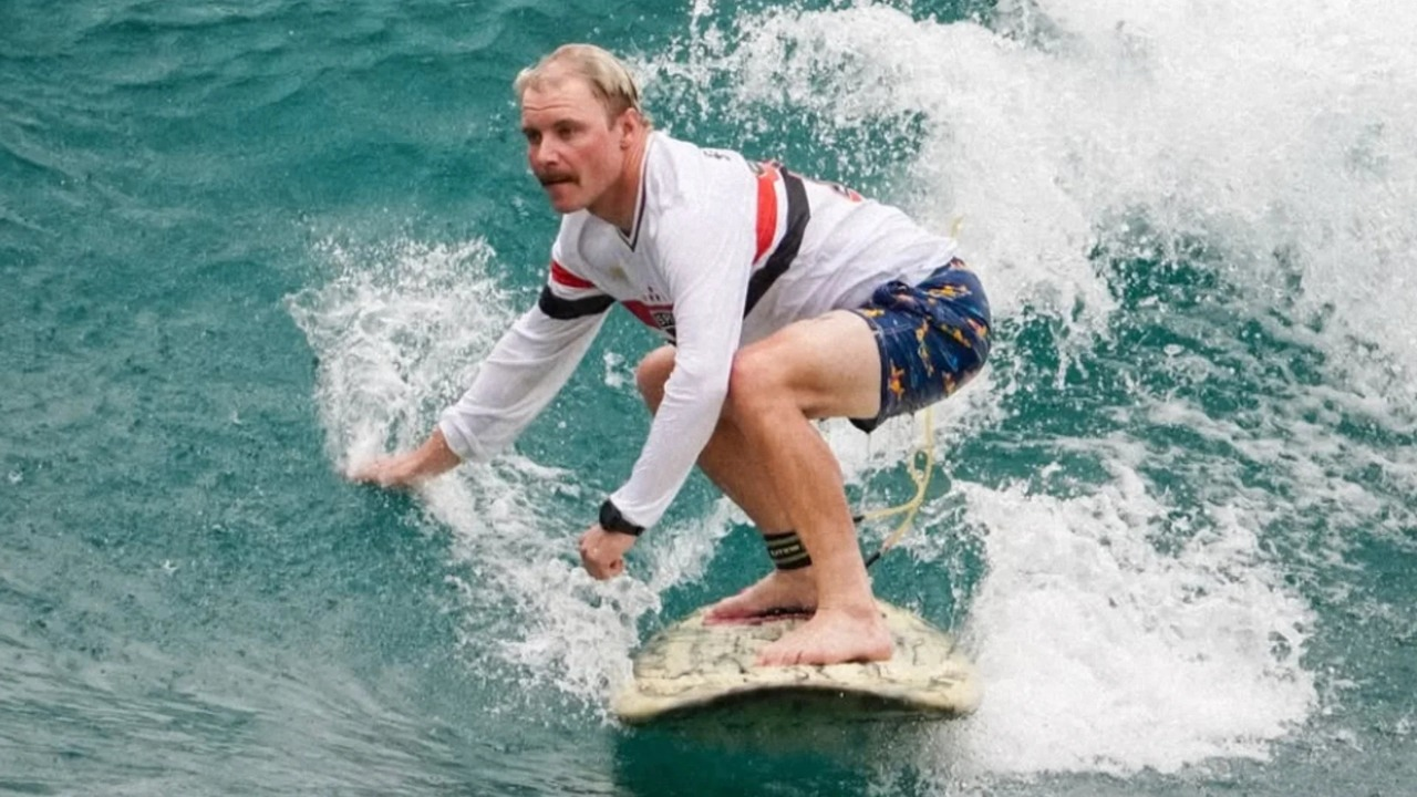 Valtteri Bottas jede na vlně na surfu
