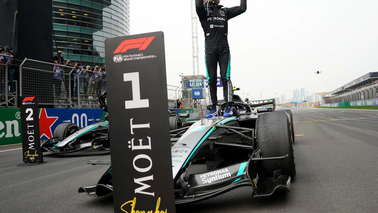 Andrea Kimi Antonelli fejrer ved siden af sin Mercedes Formula 1-bil