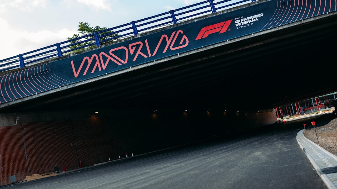 Il branding MADRING copre un ponte sopra una strada di accesso al circuito