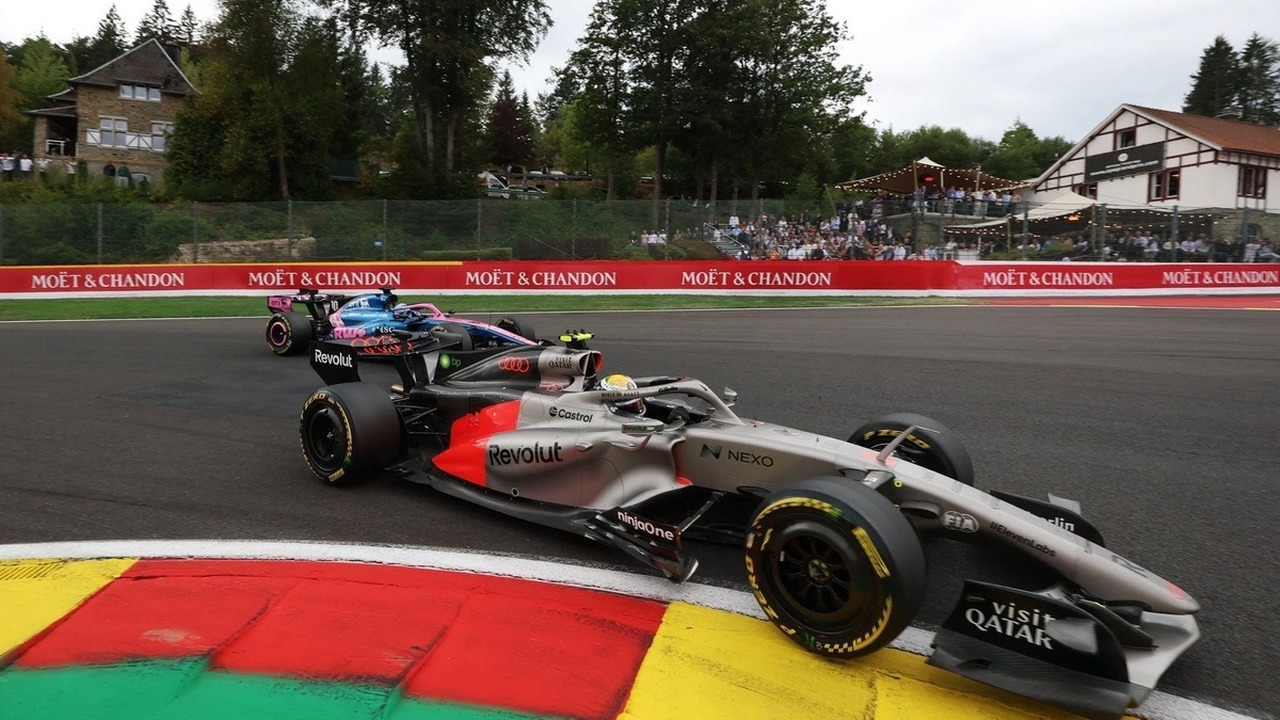 Vůz Formula 1 z roku 2026 projíždí zatáčkou