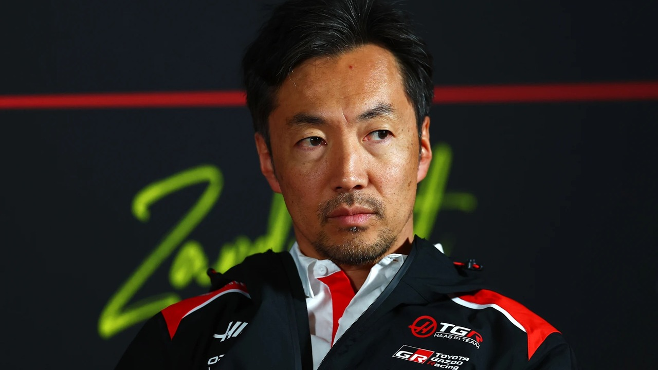 Il team principal Haas Ayao Komatsu parla con i media