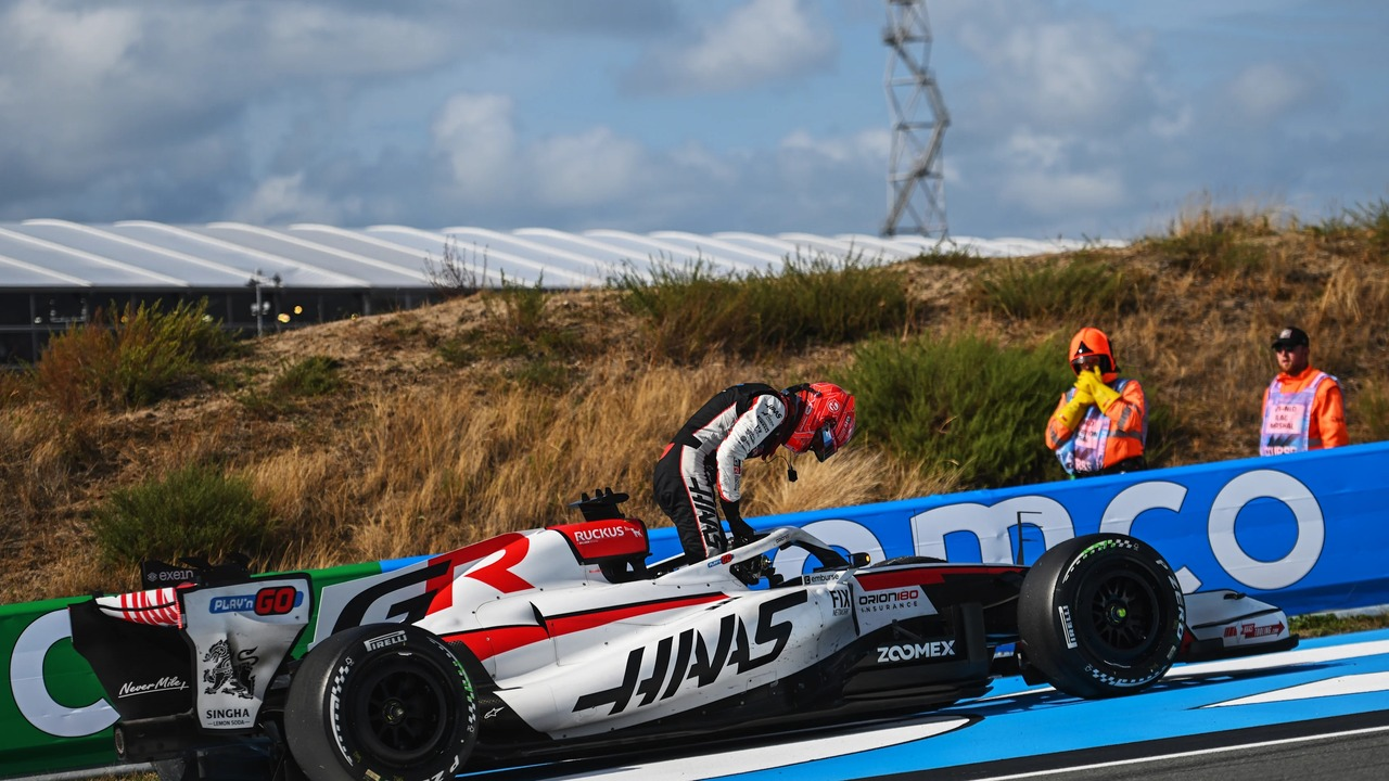 Una vettura Haas di Formula 1 si ferma accanto al circuito di Zandvoort