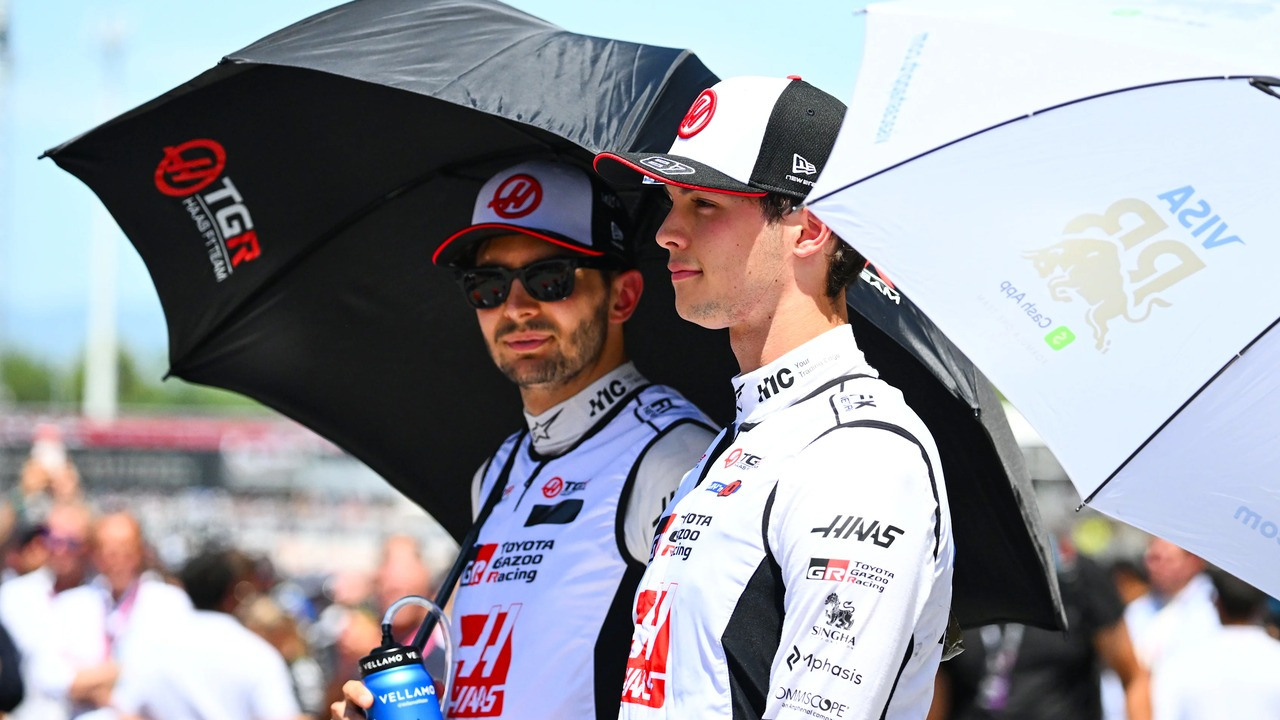 Ο Oliver Bearman και ο Esteban Ocon περπατούν μαζί