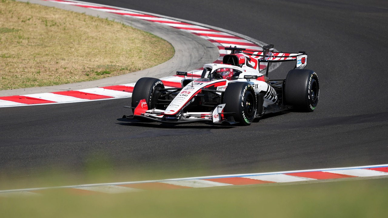 Ein Haas Formel-1-Auto fährt auf der Strecke