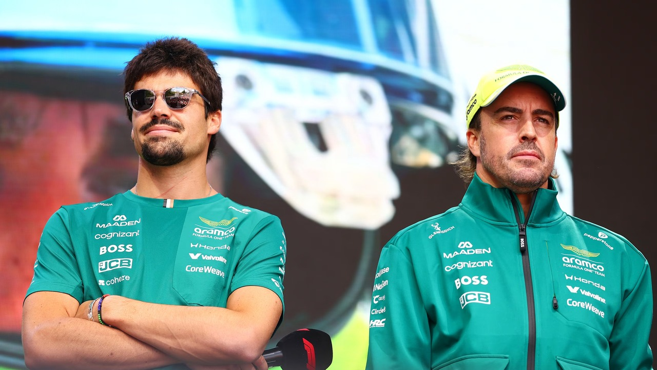 Το προσωπικό της Honda Formula One στέκεται μαζί με πράσινα ρούχα ομάδας