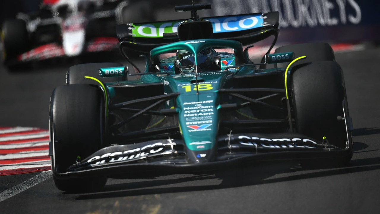 Ένα πράσινο μονοθέσιο της Formula One βρίσκεται μέσα στο γκαράζ της ομάδας