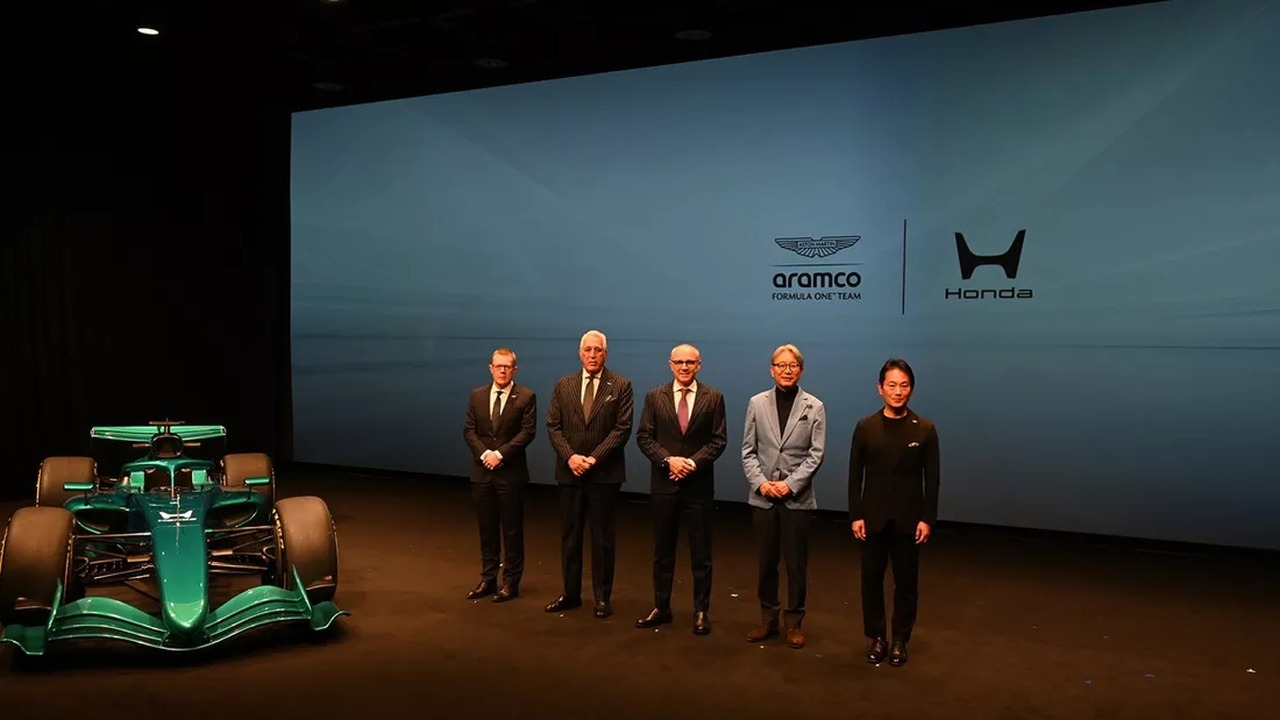 Stefano Domenicali, Lawrence Stroll, Toshihiro Mibe, Koji Watanabe og Masahiko Sato står ved siden af det Honda-drevne Aston Martin-projekt