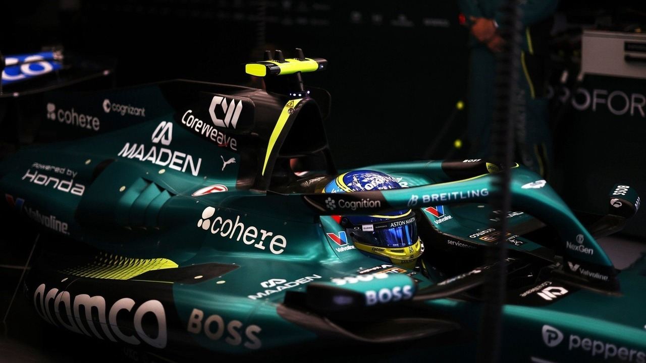 En Aston Martin Formula 1-bil bærer Honda-branding