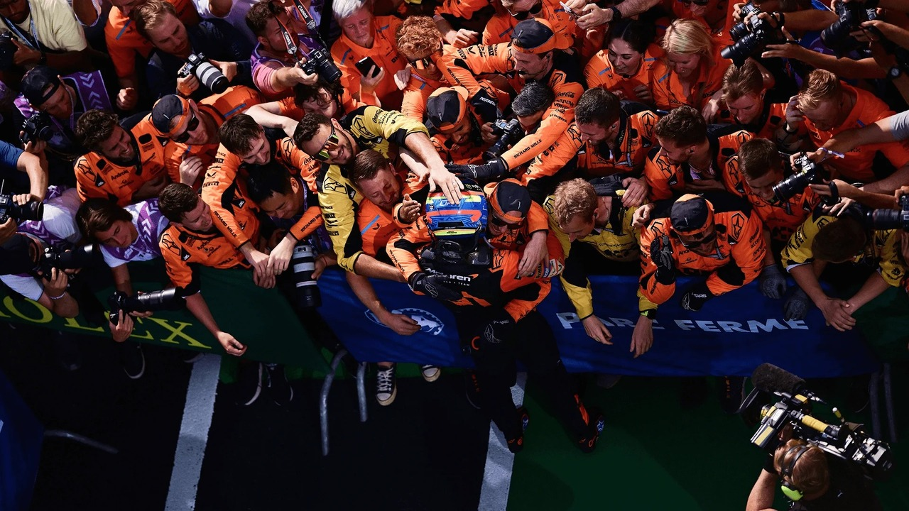 En Formula 1-fører hilser på teammedlemmer i sommerpausen