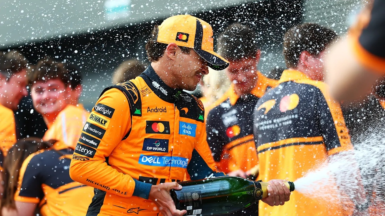 McLaren-førere feirer med teammedlemmer
